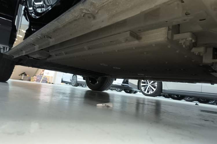 Used Lynk & Co 08 EM-P 2025 120km Long-Range Pro Right Side Sill