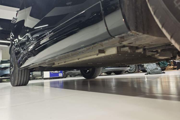 Used Lynk & Co 08 EM-P 2025 120km Long-Range Pro Right Side Sill