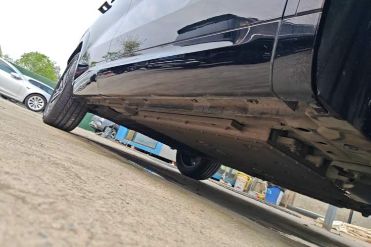 Used Lynk & Co 08 EM-P 2025 120km Long-Range Pro Right Side Sill