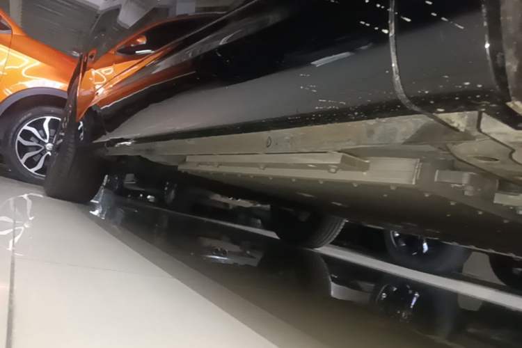 Used Lynk & Co 08 EM-P 2025 120km Long-Range Halo Right Side Sill