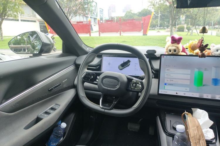 Used Lynk & Co 08 EM-P 2025 120km Long-Range Pro Steering Wheel