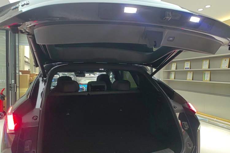 Used Lynk & Co 08 EM-P 2025 120km Long-Range Halo Trunk
