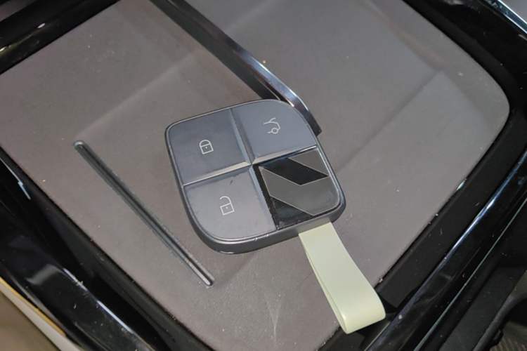 Used Lynk & Co 08 EM-P 2025 120km Long-Range Pro Vehicle Key