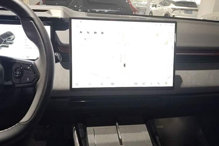 Used Lynk & Co 08 EM-P 2025 220 km All-Wheel-Drive Performance Halo Audio And AC Panel