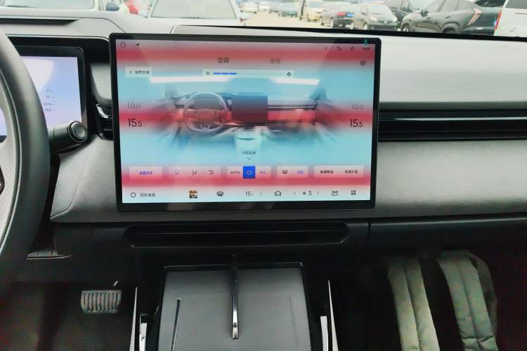 Used Lynk & Co 08 EM-P 2025 220 km All-Wheel-Drive Performance Halo Audio And AC Panel