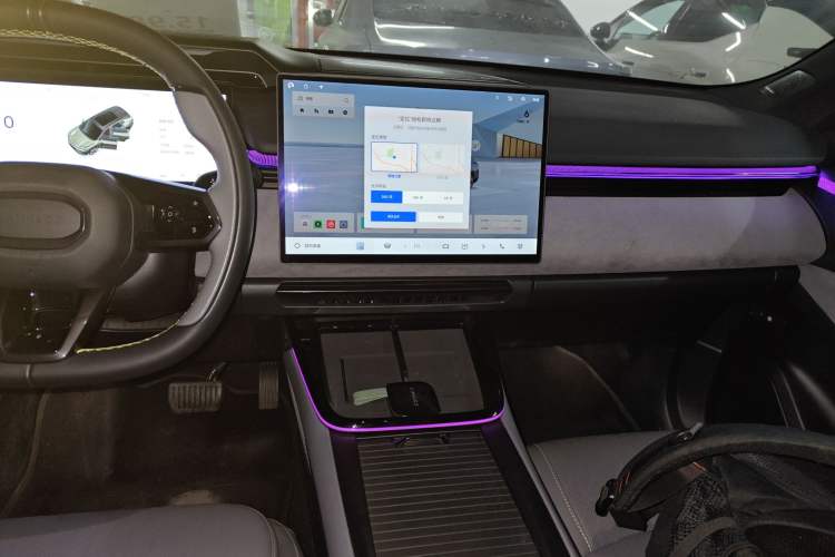 Used Lynk & Co 08 EM-P 2025 220 km All-Wheel-Drive Performance Halo Audio And AC Panel