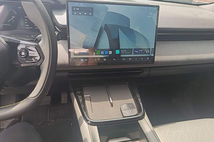 Used Lynk & Co 08 EM-P 2025 220 km All-Wheel-Drive Performance Halo Audio And AC Panel