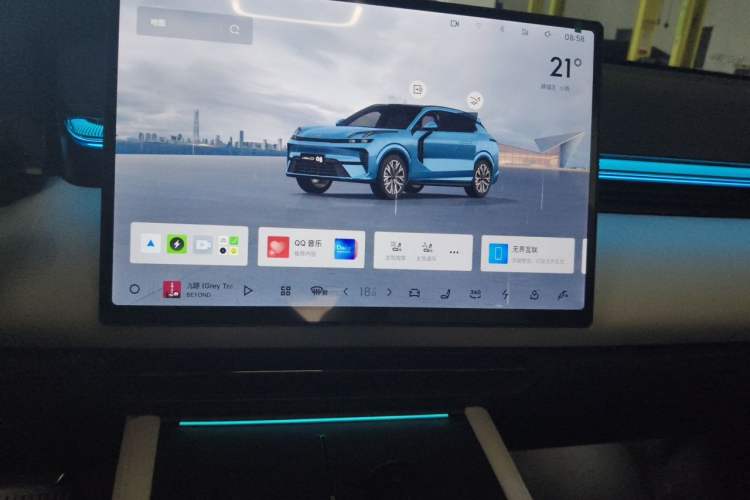 Used Lynk & Co 08 EM-P 2025 220 km All-Wheel-Drive Performance Halo Audio And AC Panel
