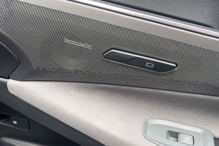Used Lynk & Co 08 EM-P 2025 220 km All-Wheel-Drive Performance Halo Audio And AC Panel