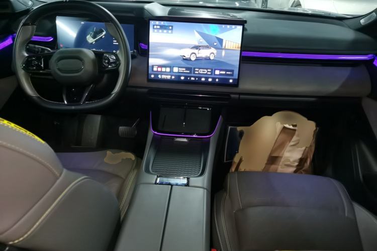 Used Lynk & Co 08 EM-P 2025 220 km All-Wheel-Drive Performance Halo Center Console