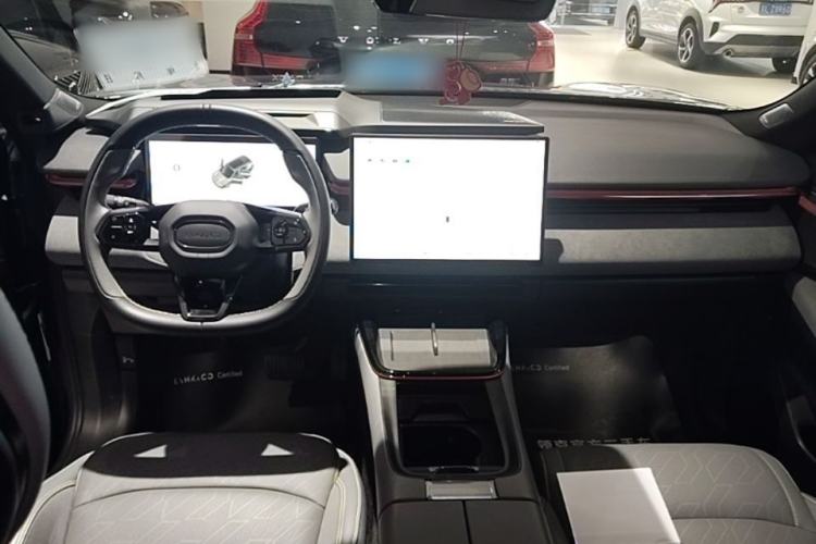 Used Lynk & Co 08 EM-P 2025 220 km All-Wheel-Drive Performance Halo Center Console