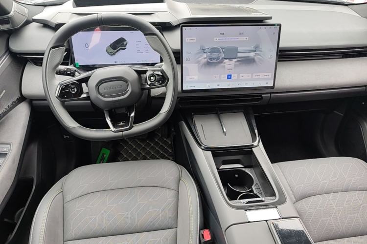 Used Lynk & Co 08 EM-P 2025 220 km All-Wheel-Drive Performance Halo Center Console