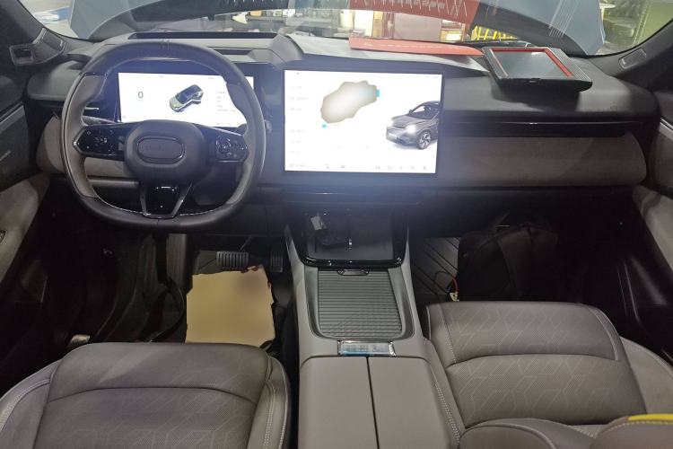 Used Lynk & Co 08 EM-P 2025 220 km All-Wheel-Drive Performance Halo Center Console