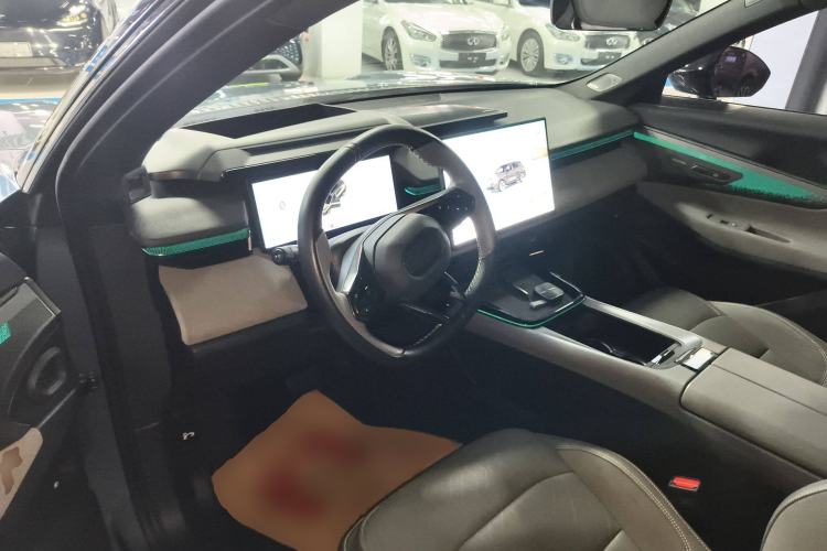 Used Lynk & Co 08 EM-P 2025 220 km All-Wheel-Drive Performance Halo Center Console