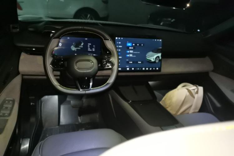 Used Lynk & Co 08 EM-P 2025 245km Ultra-Long Range Halo Center Console