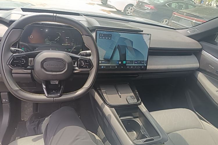 Used Lynk & Co 08 EM-P 2025 220 km All-Wheel-Drive Performance Halo Center Console