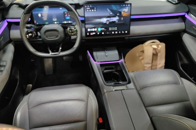 Used Lynk & Co 08 EM-P 2025 220 km All-Wheel-Drive Performance Halo Center Console