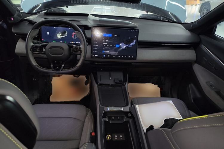 Used Lynk & Co 08 EM-P 2025 220 km All-Wheel-Drive Performance Halo Center Console