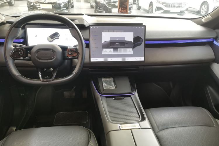 Used Lynk & Co 08 EM-P 2025 220 km All-Wheel-Drive Performance Halo Center Console