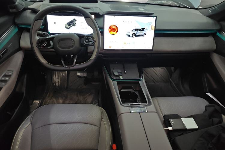 Used Lynk & Co 08 EM-P 2025 220 km All-Wheel-Drive Performance Halo Center Console