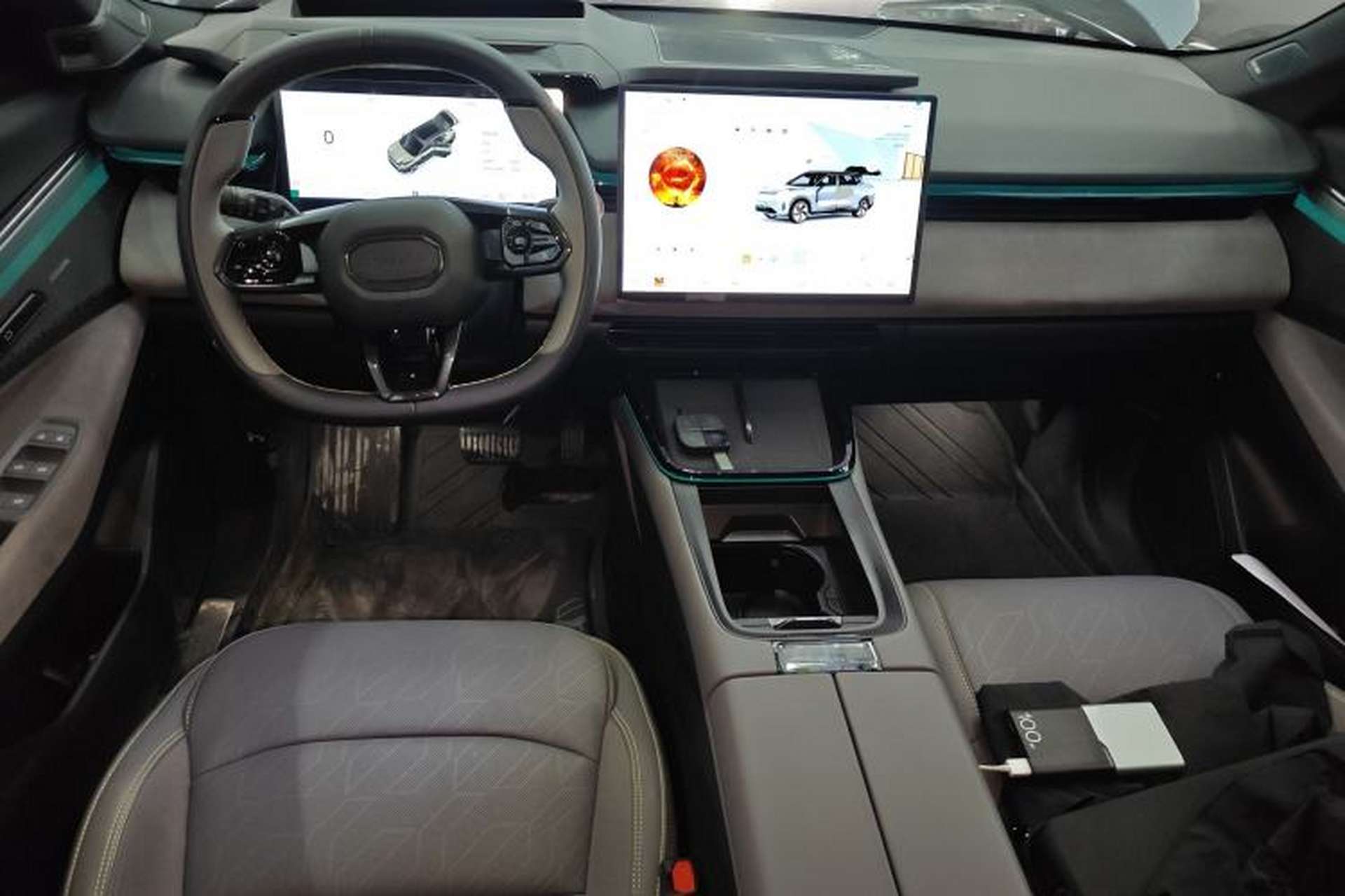Used Lynk & Co 08 EM-P 2025 220 km All-Wheel-Drive Performance Halo Center Console