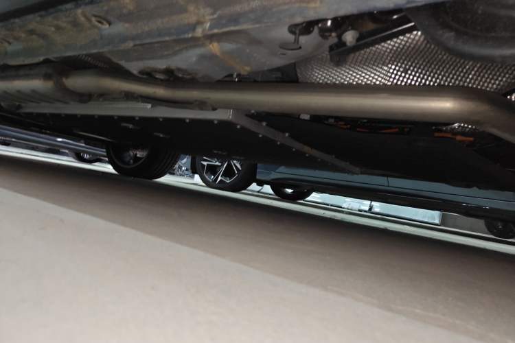 Used Lynk & Co 08 EM-P 2025 220 km All-Wheel-Drive Performance Halo Chassis Rear Left