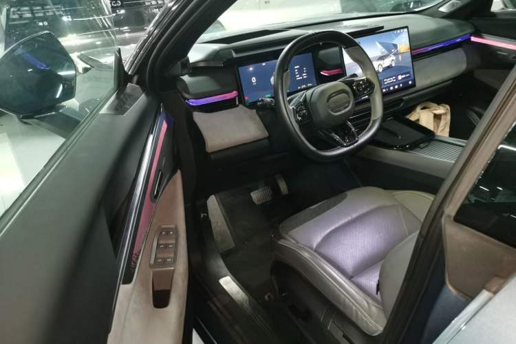 Used Lynk & Co 08 EM-P 2025 220 km All-Wheel-Drive Performance Halo Driver Seat