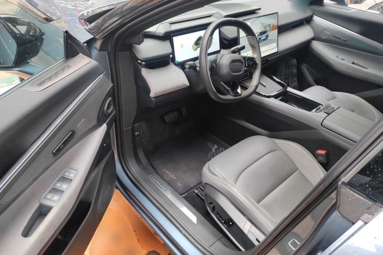 Used Lynk & Co 08 EM-P 2025 220 km All-Wheel-Drive Performance Halo Driver Seat