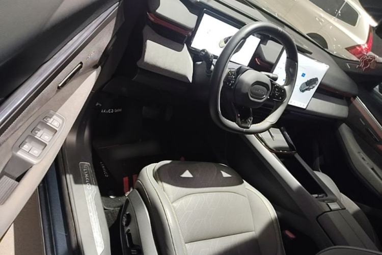 Used Lynk & Co 08 EM-P 2025 220 km All-Wheel-Drive Performance Halo Driver Seat