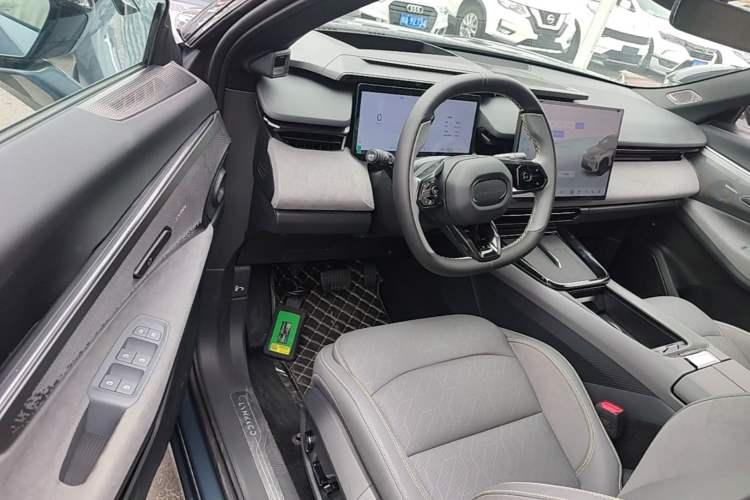 Used Lynk & Co 08 EM-P 2025 220 km All-Wheel-Drive Performance Halo Driver Seat