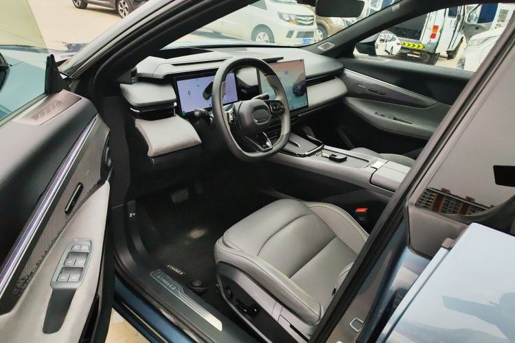 Used Lynk & Co 08 EM-P 2025 220 km All-Wheel-Drive Performance Halo Driver Seat