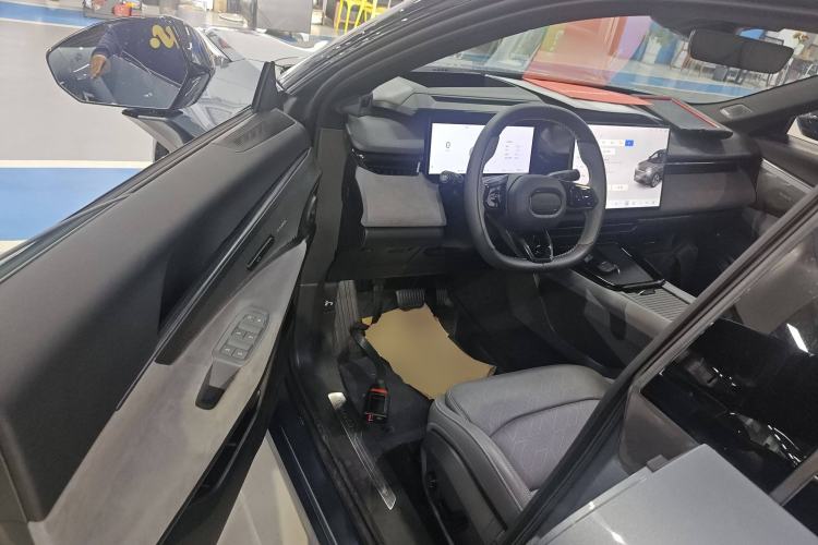 Used Lynk & Co 08 EM-P 2025 220 km All-Wheel-Drive Performance Halo Driver Seat