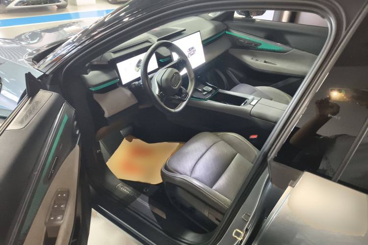 Used Lynk & Co 08 EM-P 2025 220 km All-Wheel-Drive Performance Halo Driver Seat