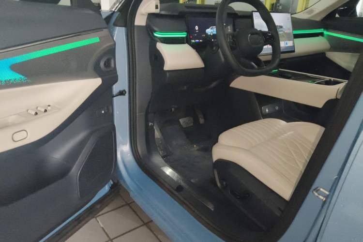 Used Lynk & Co 08 EM-P 2025 220 km All-Wheel-Drive Performance Halo Driver Seat