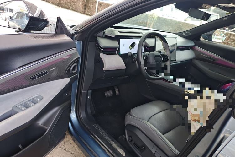 Used Lynk & Co 08 EM-P 2025 220 km All-Wheel-Drive Performance Halo Driver Seat