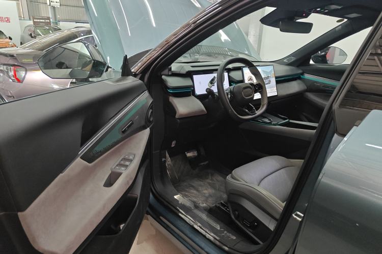 Used Lynk & Co 08 EM-P 2025 220 km All-Wheel-Drive Performance Halo Driver Seat
