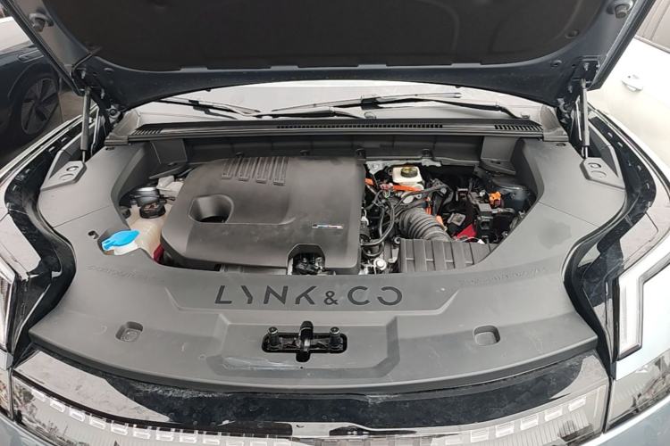 Used Lynk & Co 08 EM-P 2025 220 km All-Wheel-Drive Performance Halo Engine Bay