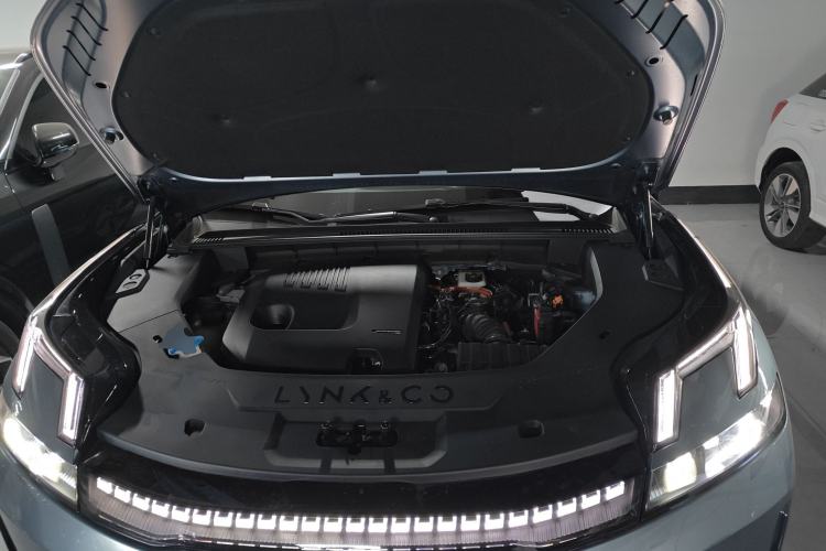 Used Lynk & Co 08 EM-P 2025 220 km All-Wheel-Drive Performance Halo Engine Bay
