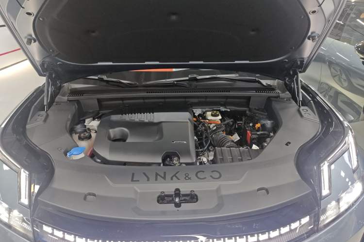 Used Lynk & Co 08 EM-P 2025 220 km All-Wheel-Drive Performance Halo Engine Bay