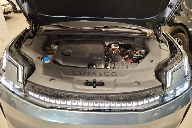 Used Lynk & Co 08 EM-P 2025 220 km All-Wheel-Drive Performance Halo Engine Bay