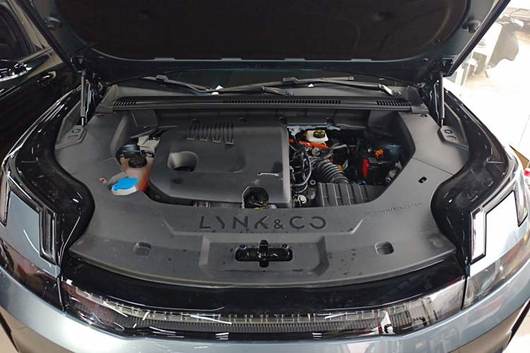 Used Lynk & Co 08 EM-P 2025 220 km All-Wheel-Drive Performance Halo Engine Bay