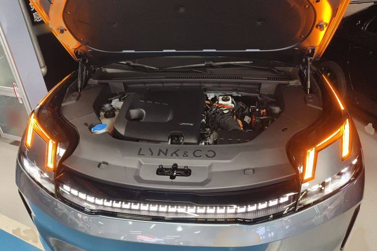 Used Lynk & Co 08 EM-P 2025 220 km All-Wheel-Drive Performance Halo Engine Bay