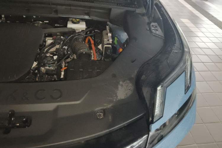 Used Lynk & Co 08 EM-P 2025 220 km All-Wheel-Drive Performance Halo Engine Bay Left