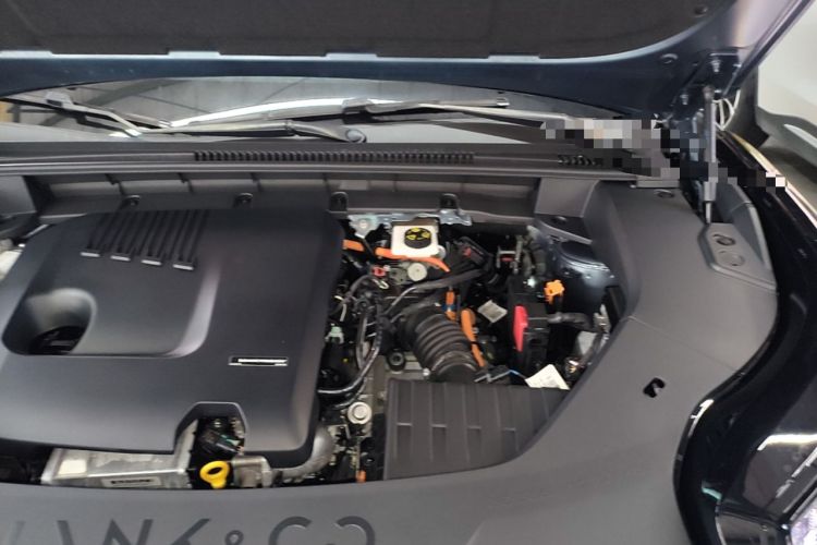 Used Lynk & Co 08 EM-P 2025 220 km All-Wheel-Drive Performance Halo Engine Bay Left
