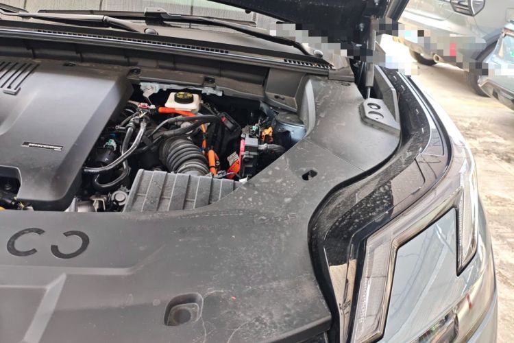 Used Lynk & Co 08 EM-P 2025 220 km All-Wheel-Drive Performance Halo Engine Bay Left