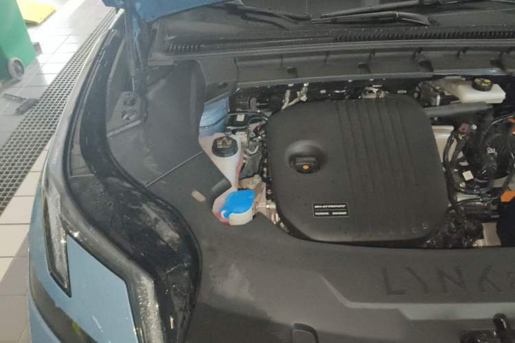 Used Lynk & Co 08 EM-P 2025 220 km All-Wheel-Drive Performance Halo Engine Bay Right