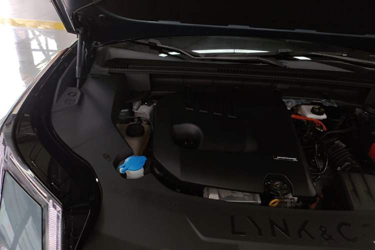 Used Lynk & Co 08 EM-P 2025 220 km All-Wheel-Drive Performance Halo Engine Bay Right