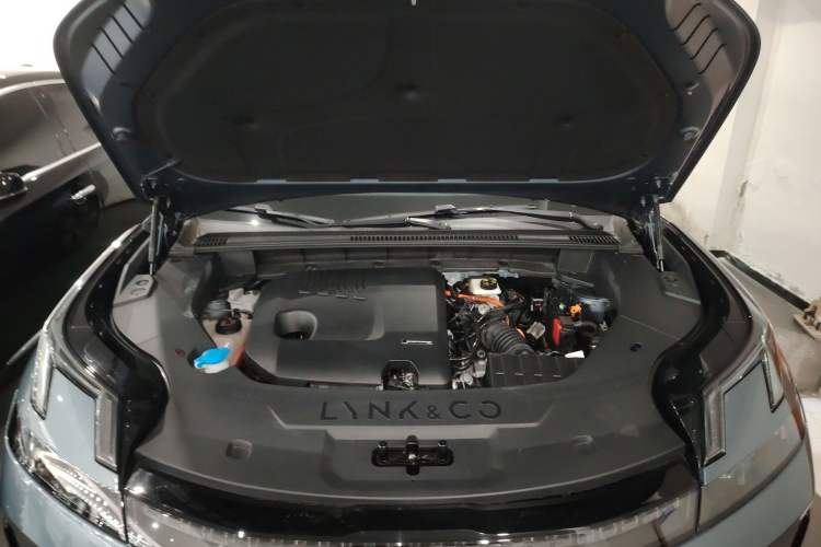 Used Lynk & Co 08 EM-P 2025 220 km All-Wheel-Drive Performance Halo Engine Bay