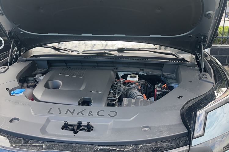 Used Lynk & Co 08 EM-P 2025 220 km All-Wheel-Drive Performance Halo Engine Bay