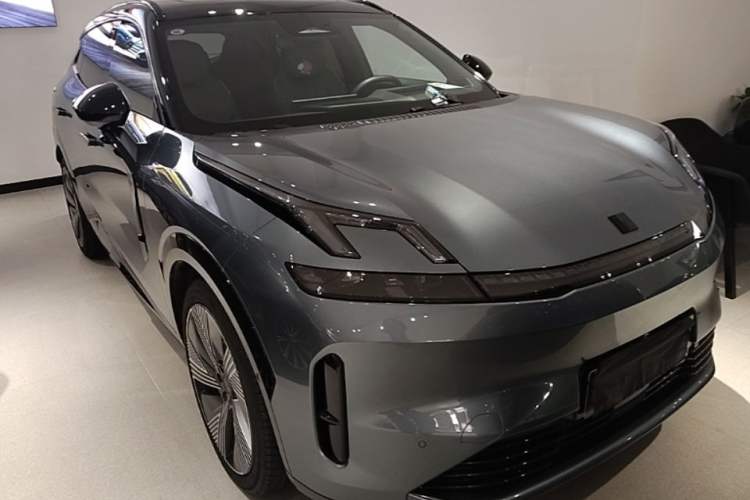 Used Lynk & Co 08 EM-P 2025 220 km All-Wheel-Drive Performance Halo Exterior 1